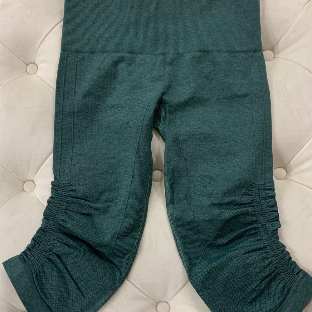 Lululemon NWOT Ebb and Flow Crop